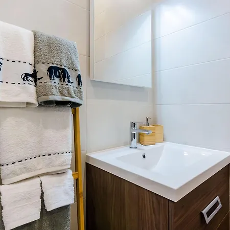 Moon River - Two-bedroom With Terrace Apartment Mokosica